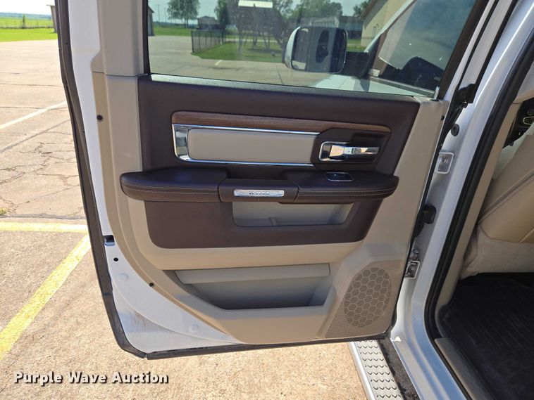 image for item ET5084 2014 RAM 3500 Crew Cab pickup truck