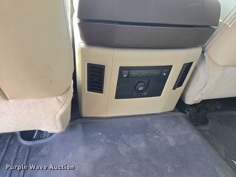 image for item ET5084 2014 RAM 3500 Crew Cab pickup truck