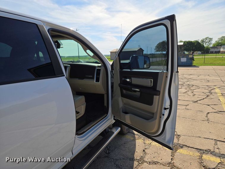 image for item ET5084 2014 RAM 3500 Crew Cab pickup truck