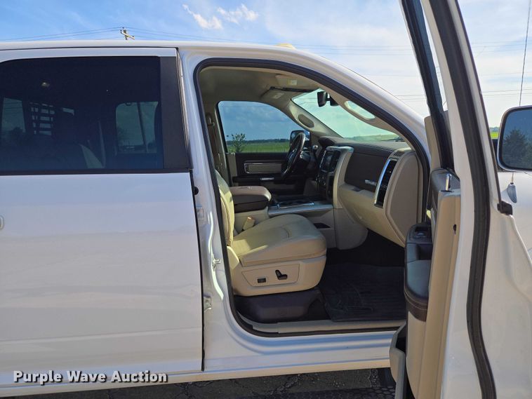 image for item ET5084 2014 RAM 3500 Crew Cab pickup truck