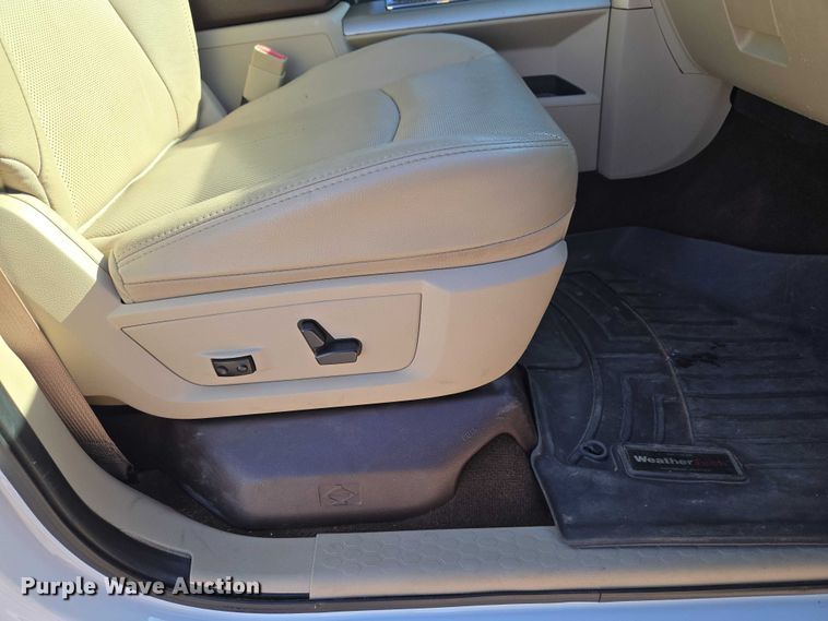 image for item ET5084 2014 RAM 3500 Crew Cab pickup truck