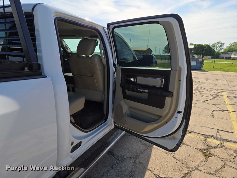 image for item ET5084 2014 RAM 3500 Crew Cab pickup truck