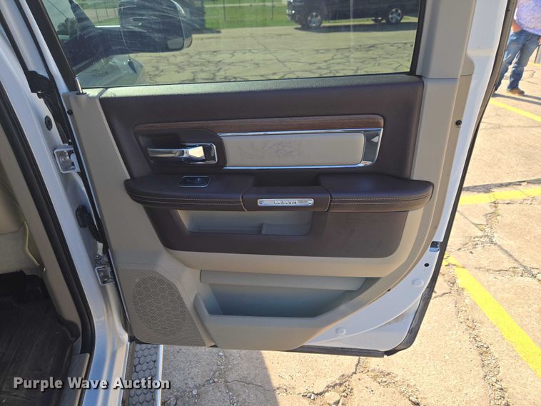 image for item ET5084 2014 RAM 3500 Crew Cab pickup truck