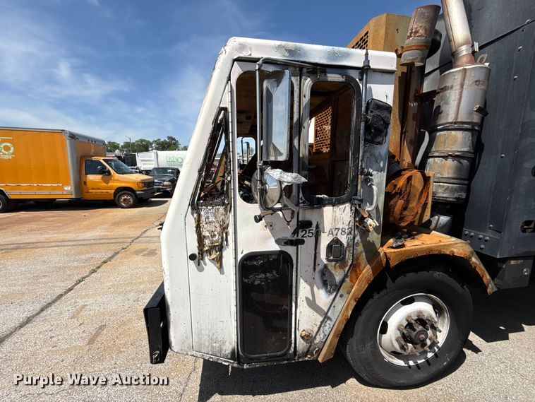 image for item ET6039 2013 Crane Carrier  refuse truck