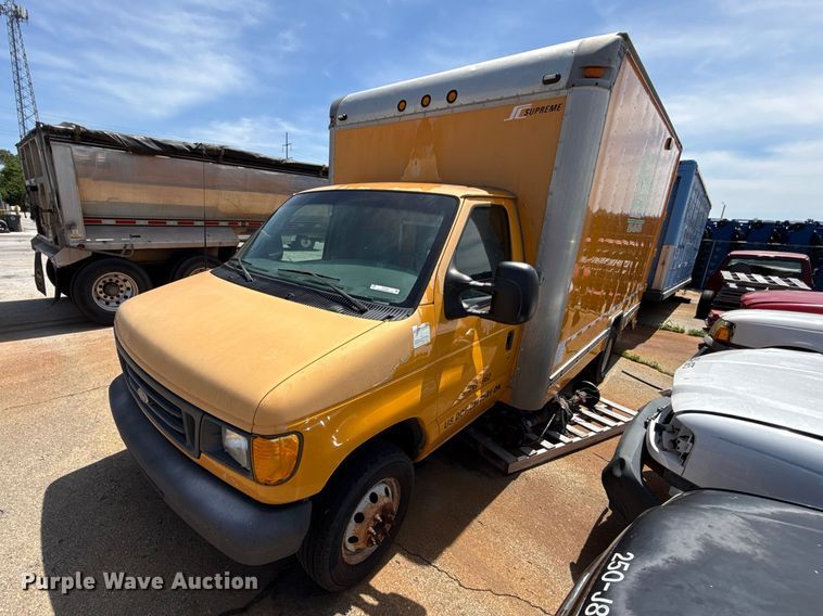 image for item ET6040 2003 Ford E450 box truck