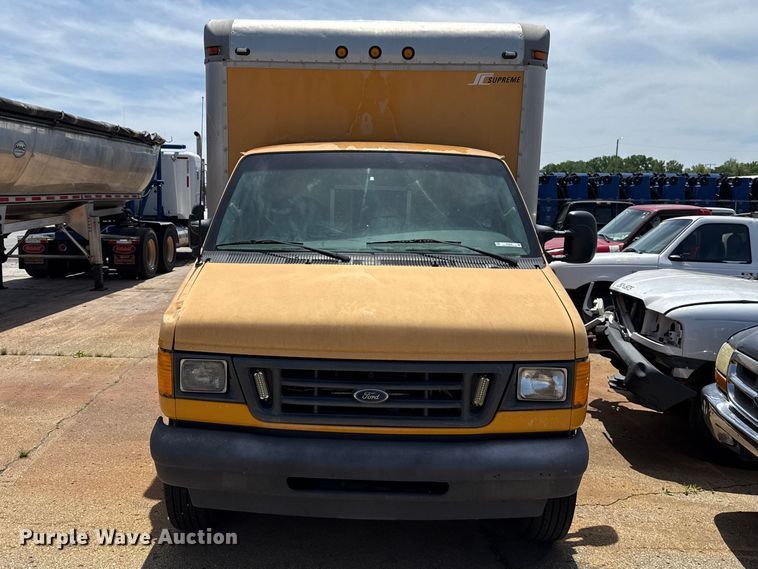 image for item ET6040 2003 Ford E450 box truck