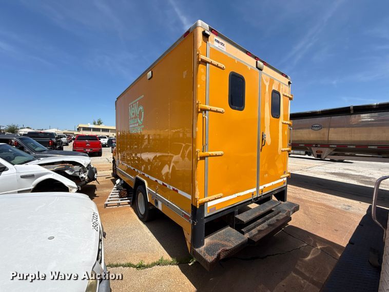 image for item ET6040 2003 Ford E450 box truck