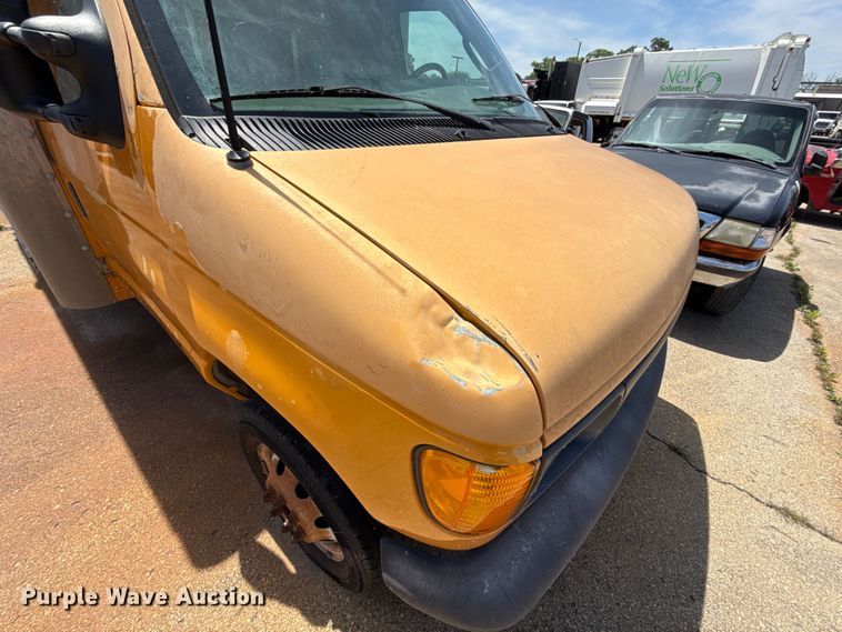 image for item ET6040 2003 Ford E450 box truck