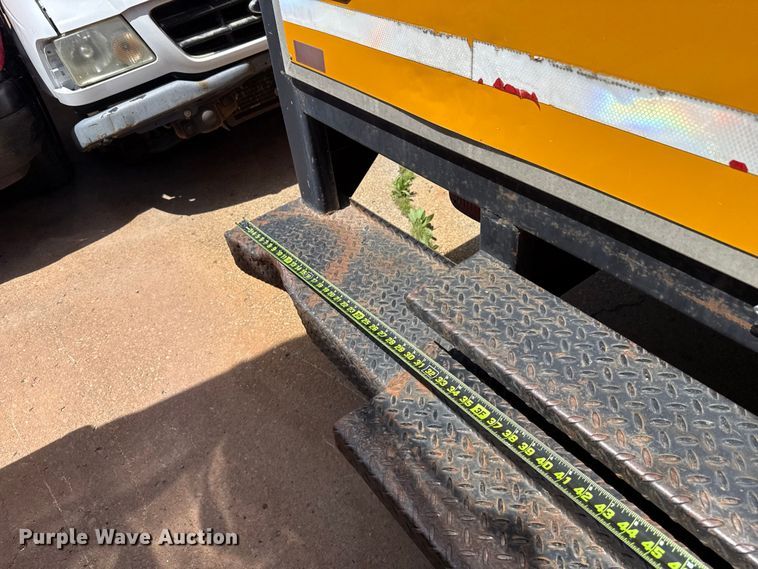 image for item ET6040 2003 Ford E450 box truck