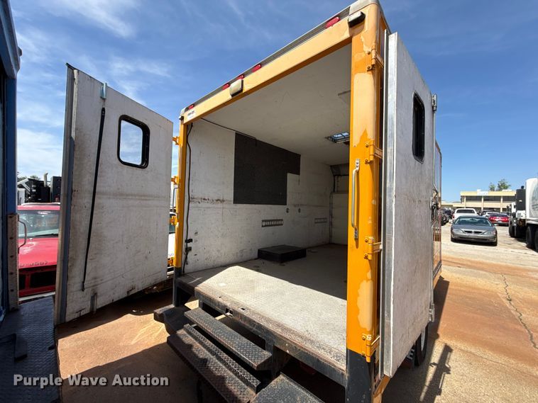 image for item ET6040 2003 Ford E450 box truck