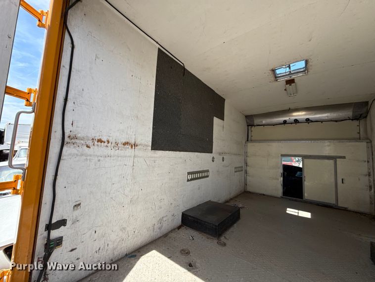 image for item ET6040 2003 Ford E450 box truck