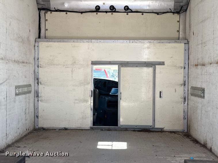 image for item ET6040 2003 Ford E450 box truck