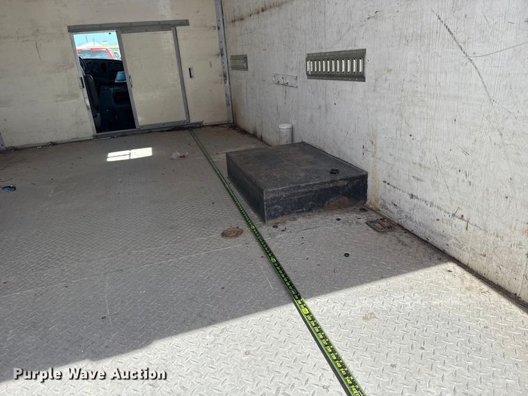 image for item ET6040 2003 Ford E450 box truck