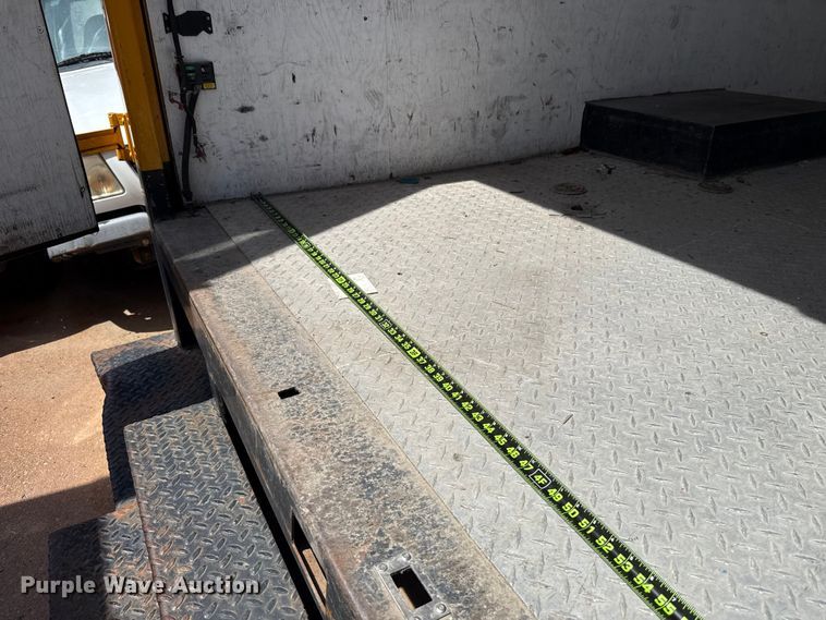 image for item ET6040 2003 Ford E450 box truck