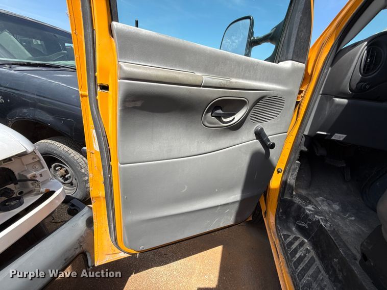 image for item ET6040 2003 Ford E450 box truck
