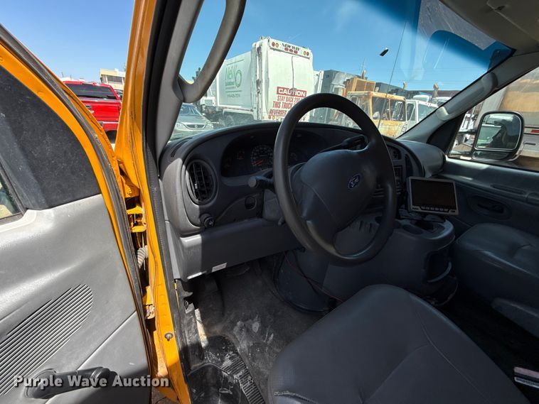 image for item ET6040 2003 Ford E450 box truck