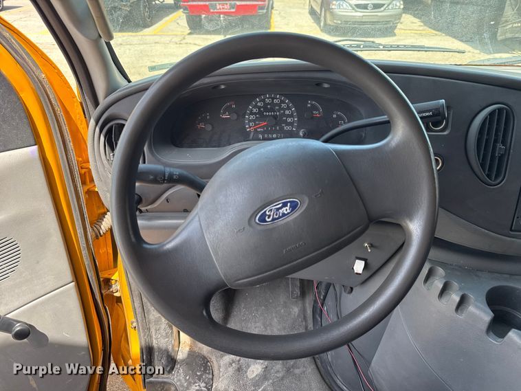 image for item ET6040 2003 Ford E450 box truck