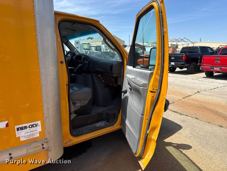 image for item ET6040 2003 Ford E450 box truck