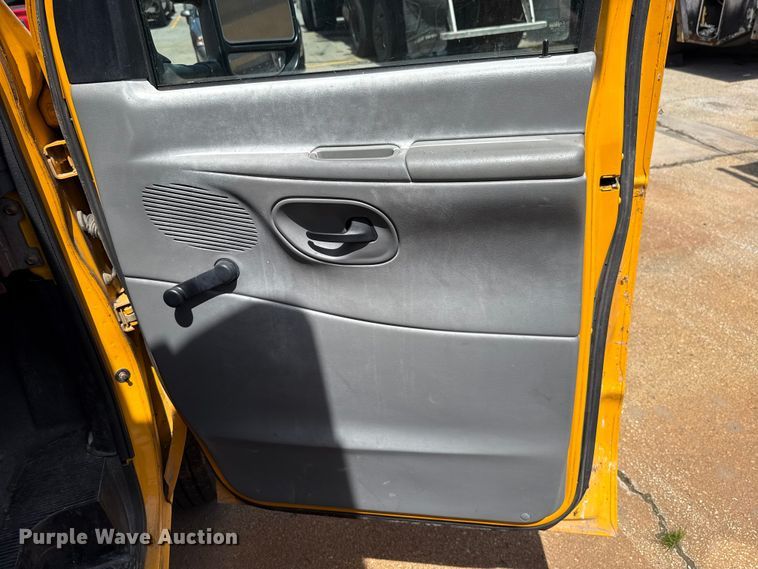 image for item ET6040 2003 Ford E450 box truck