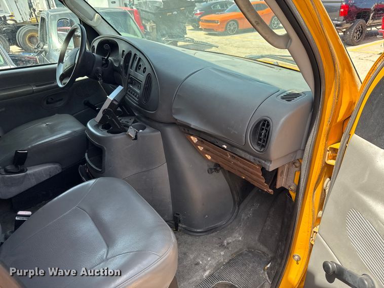 image for item ET6040 2003 Ford E450 box truck