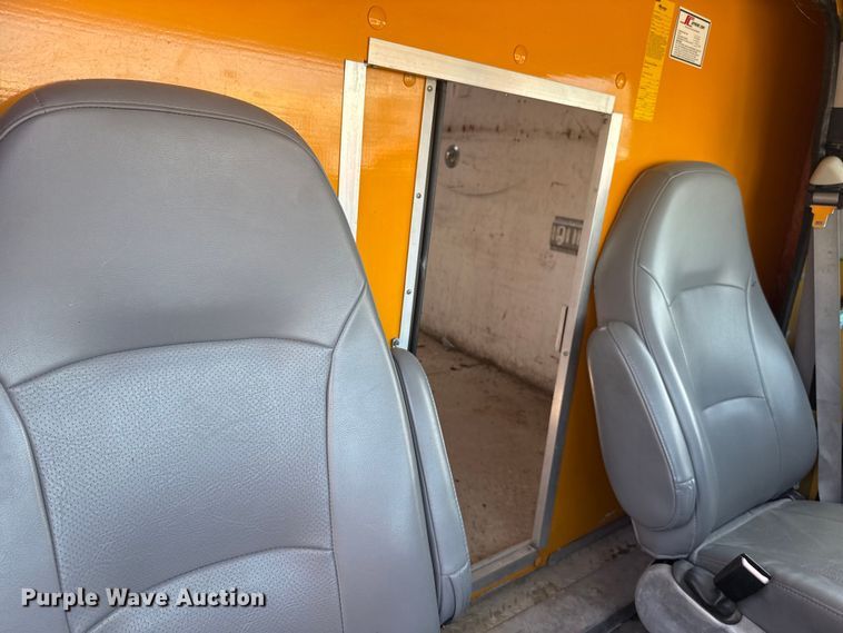 image for item ET6040 2003 Ford E450 box truck