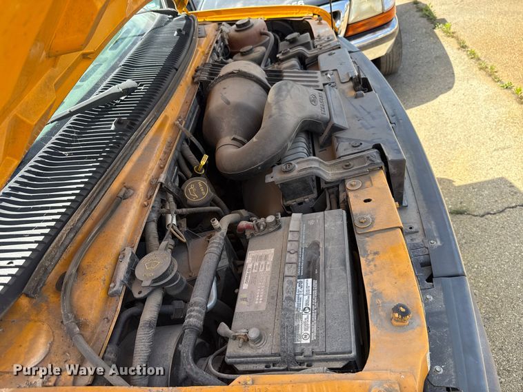 image for item ET6040 2003 Ford E450 box truck