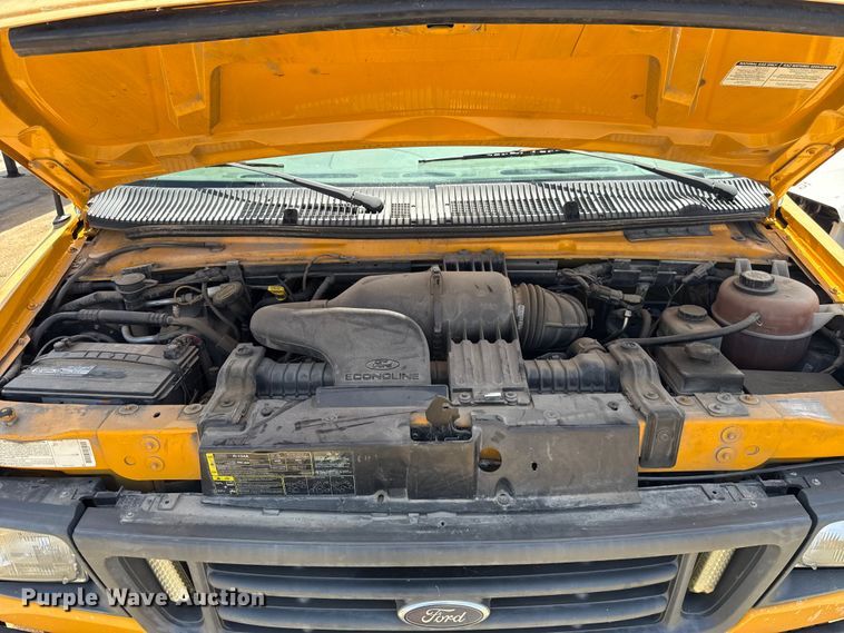 image for item ET6040 2003 Ford E450 box truck