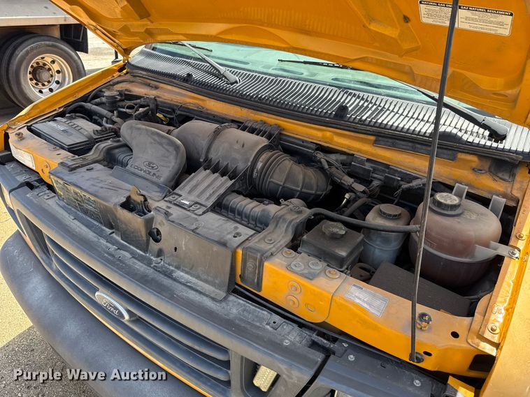 image for item ET6040 2003 Ford E450 box truck