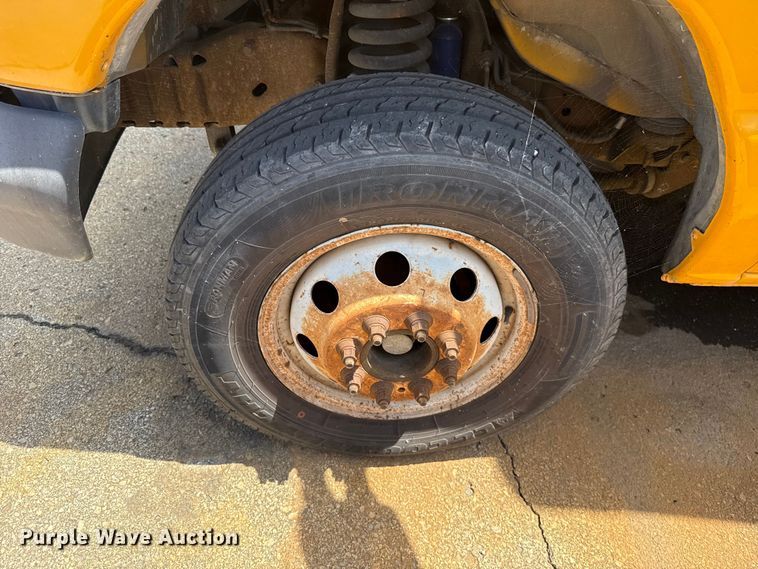 image for item ET6040 2003 Ford E450 box truck