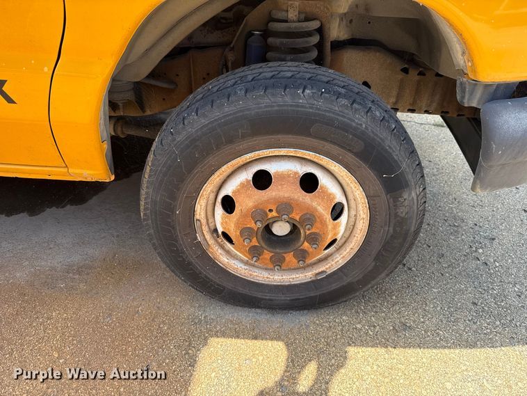 image for item ET6040 2003 Ford E450 box truck