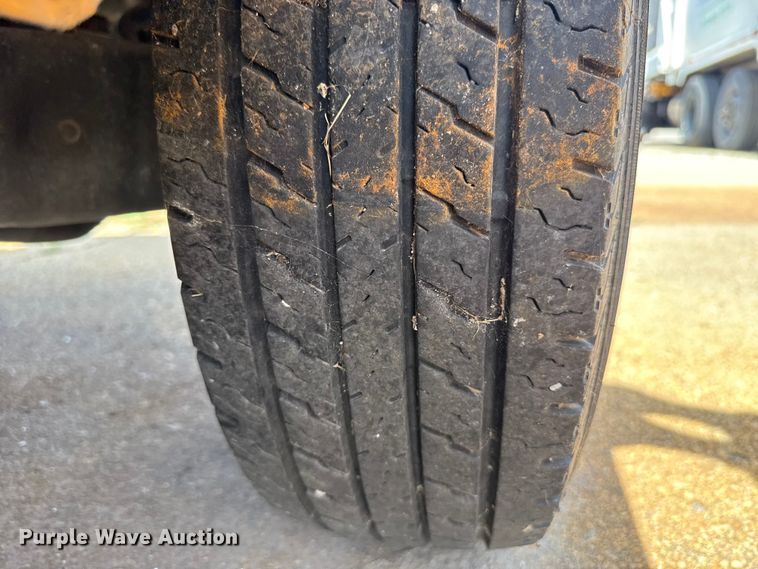 image for item ET6040 2003 Ford E450 box truck