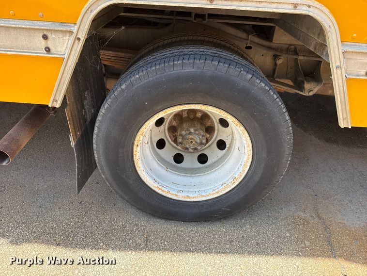 image for item ET6040 2003 Ford E450 box truck