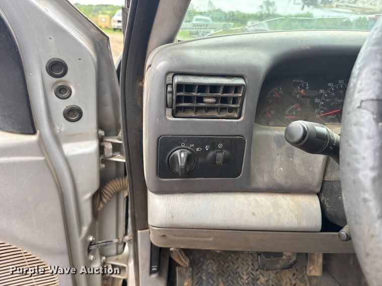 image for item ET6068 2001 Ford F350 Super Duty Crew Cab pickup truck