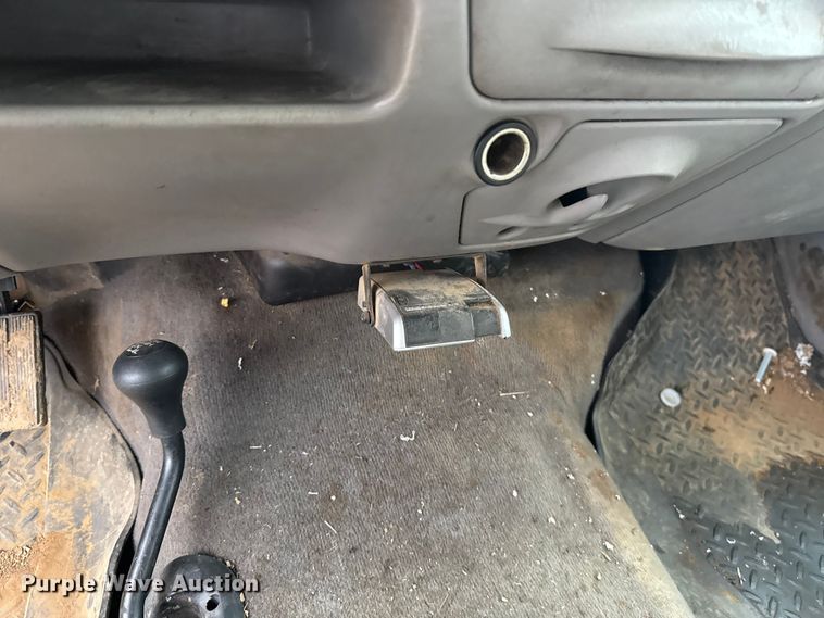 image for item ET6068 2001 Ford F350 Super Duty Crew Cab pickup truck
