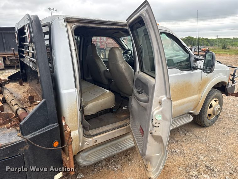 image for item ET6068 2001 Ford F350 Super Duty Crew Cab pickup truck