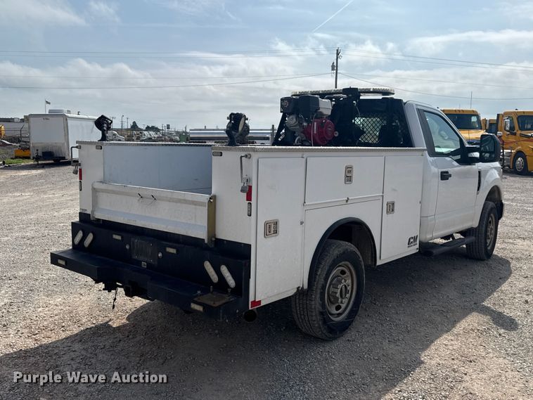 image for item ET6077 2021 Ford F250  utility bed pickup truck
