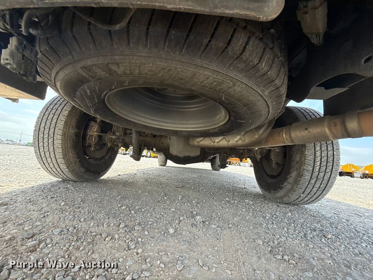 image for item ET6077 2021 Ford F250  utility bed pickup truck