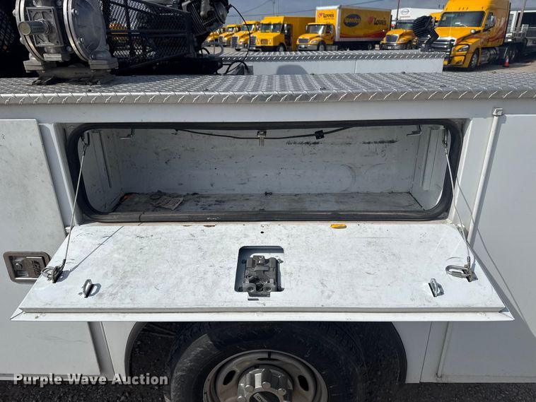 image for item ET6077 2021 Ford F250  utility bed pickup truck