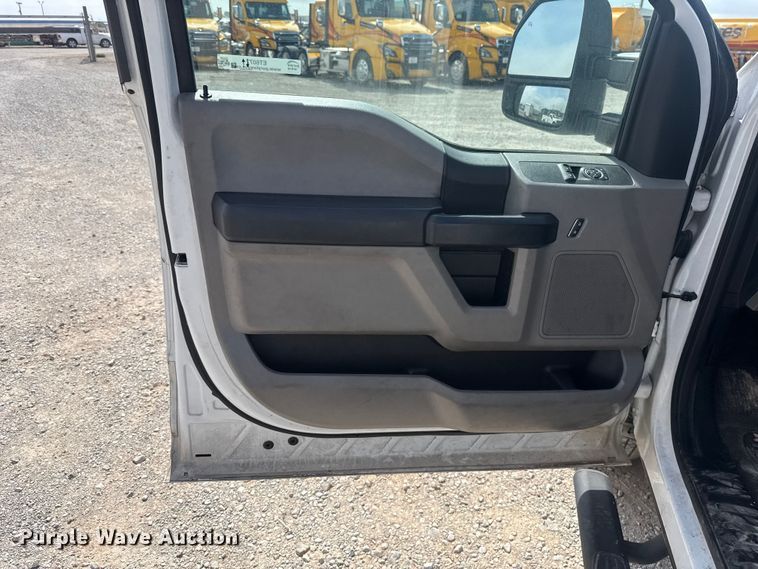 image for item ET6077 2021 Ford F250  utility bed pickup truck