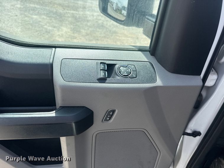 image for item ET6077 2021 Ford F250  utility bed pickup truck