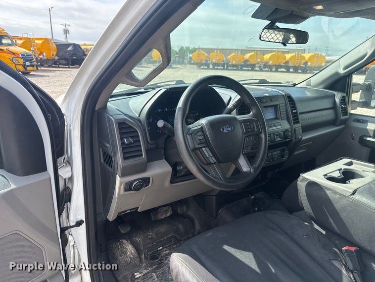 image for item ET6077 2021 Ford F250  utility bed pickup truck