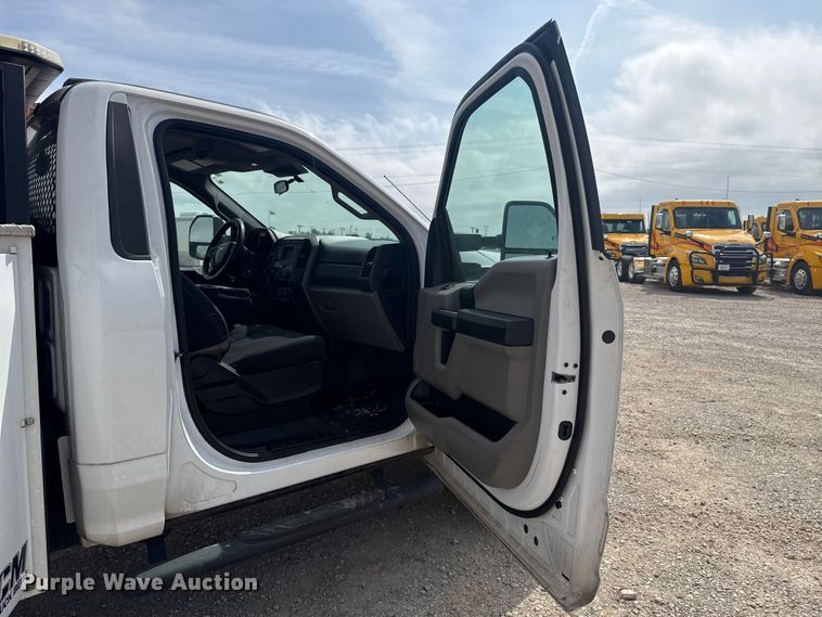 image for item ET6077 2021 Ford F250  utility bed pickup truck