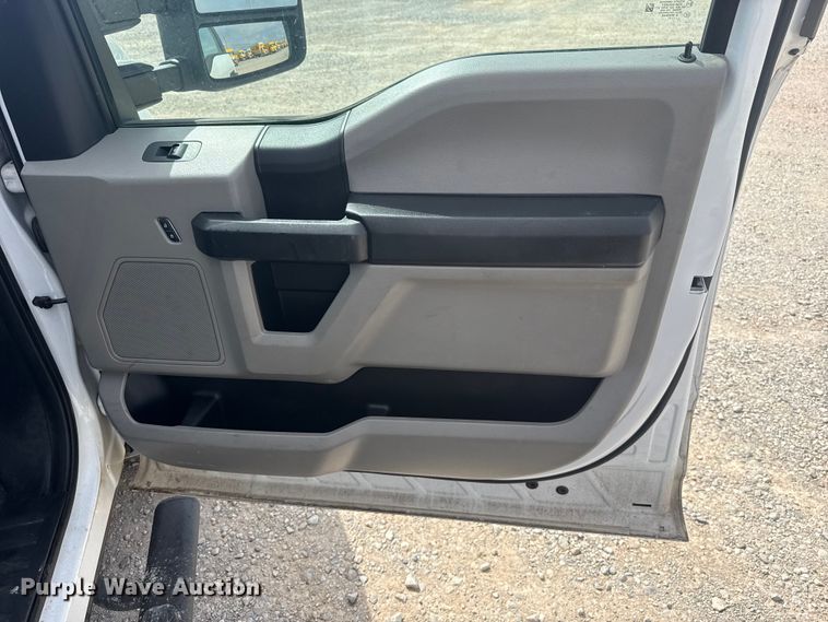 image for item ET6077 2021 Ford F250  utility bed pickup truck