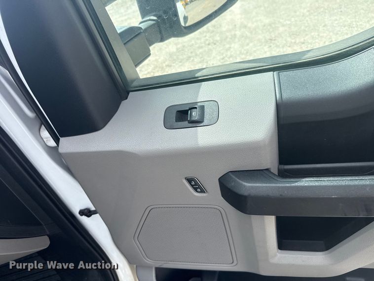 image for item ET6077 2021 Ford F250  utility bed pickup truck