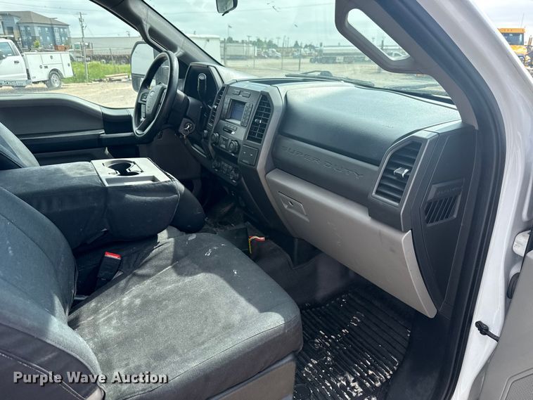 image for item ET6077 2021 Ford F250  utility bed pickup truck