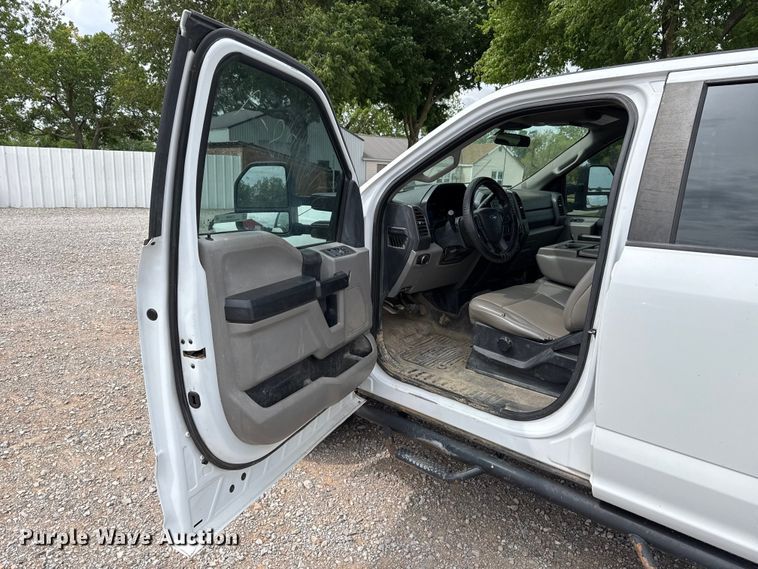 image for item ET6098 2020 Ford F250 Super Duty Crew Cab pickup truck