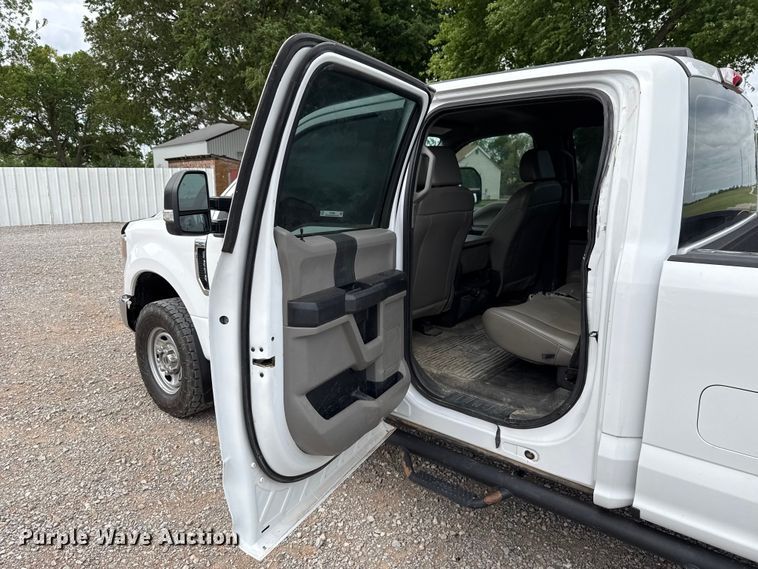 image for item ET6098 2020 Ford F250 Super Duty Crew Cab pickup truck