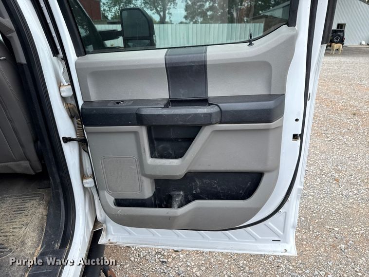 image for item ET6098 2020 Ford F250 Super Duty Crew Cab pickup truck