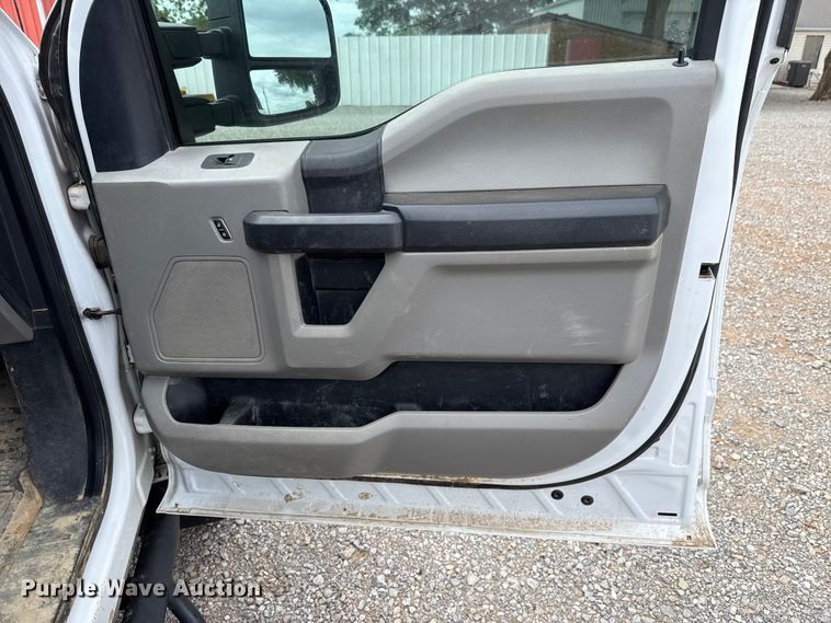 image for item ET6098 2020 Ford F250 Super Duty Crew Cab pickup truck