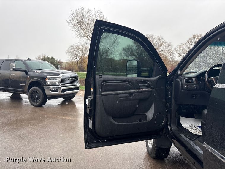 image for item EU8644 2012 GMC Sierra 2500HD Crew Cab flatbed pickup truck